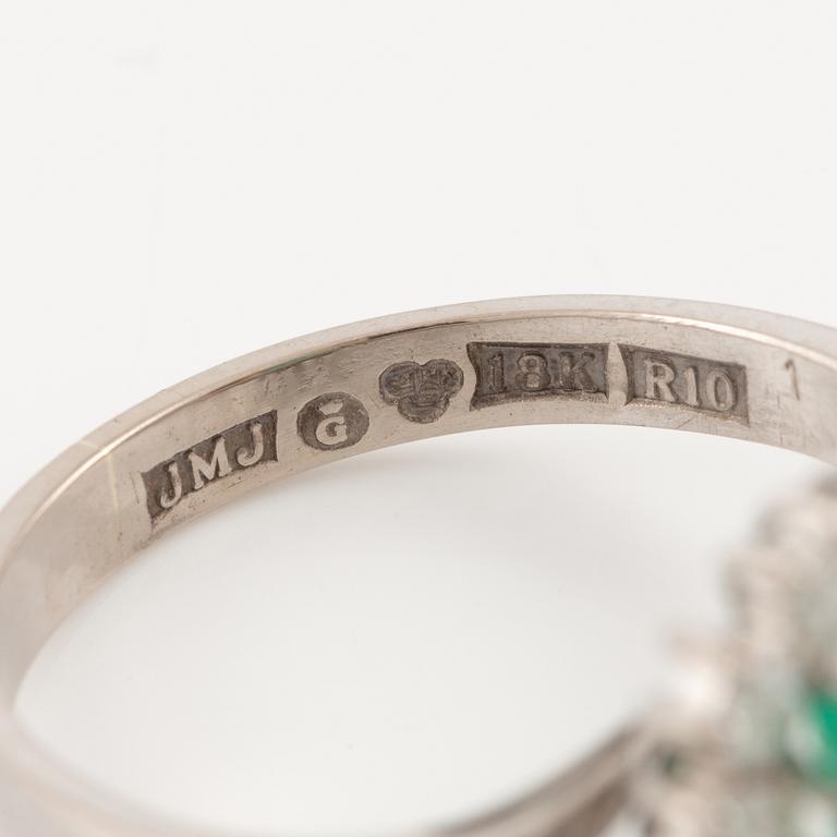 Ring, cocktailring, 18K vitguld med smaragdslipad smaragd och briljantslipade diamanter.