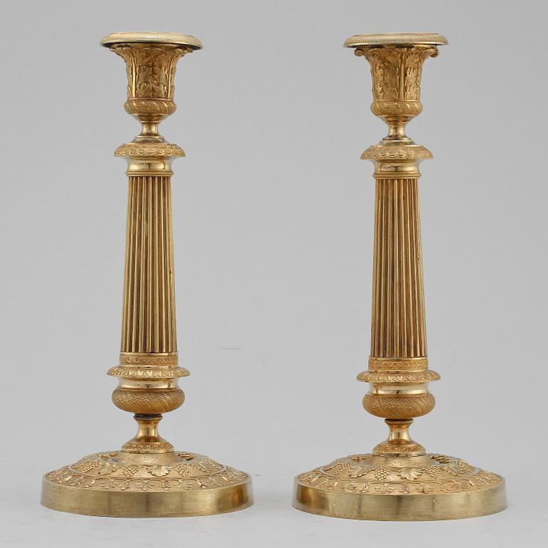 LJUSSTAKAR, ett par, förgylld brons, Frankrike, empire, 1800-talets första hälft.