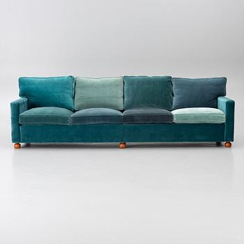 Josef Frank, a model 3031 sofa, Firma Svenskt Tenn, AB O.H: Sjögren, 2021.