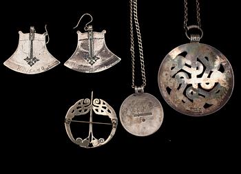 SMYCKEN, 8 st, silver, Kalevala Koru samt HALSSMYCKE, österländst silver och BROSCH, Finland. 1900-tal.