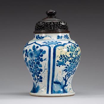 A blue and white vase, Qing dynasty, Kangxi (1662-1722).