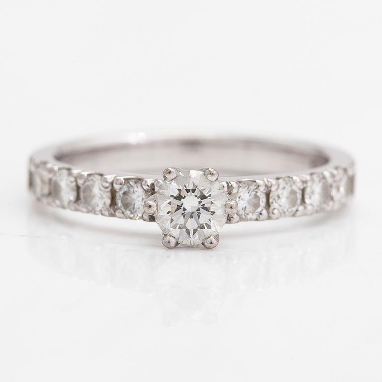 Sormus, 18K valkokultaa ja  briljanttihiottuja timantteja yht. n. 0.57 ct. R.Nossenko, Helsinki 2016. Todistuksella.