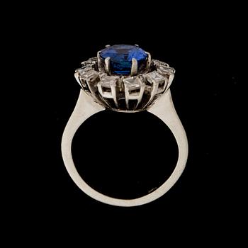 RING, 18 k vitguld med safir samt diamanter. Vikt ca 9 g.