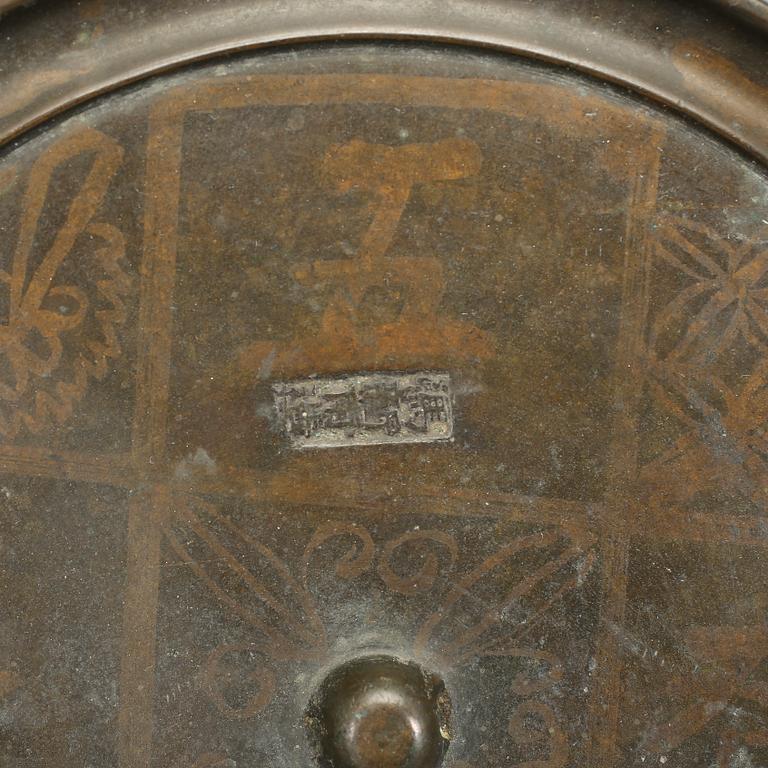 SPEGEL, brons, stämplad 'feng xin fu zao' (gjord av Feng Xinfu), Mingdynastin, 1600-tal.
