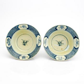 A pair of Qing Dynasty porcelain bowls.