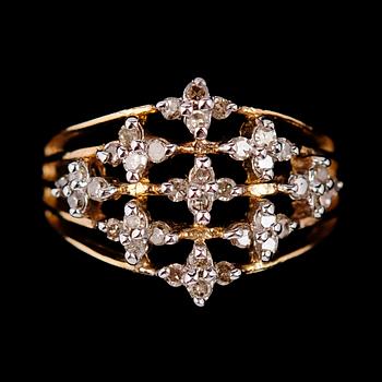 RING, 10 k, med diamanter 0.50 ct. Total vikt ca 4 g.
