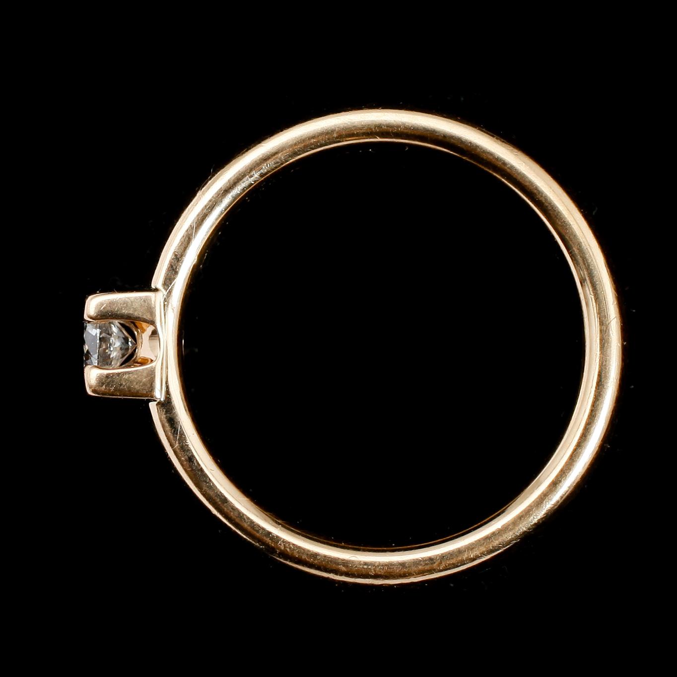 RING, 18 k guld, Schalins, solitär briljantslipad diamant 0.20 ct. Total vikt 7 gram.