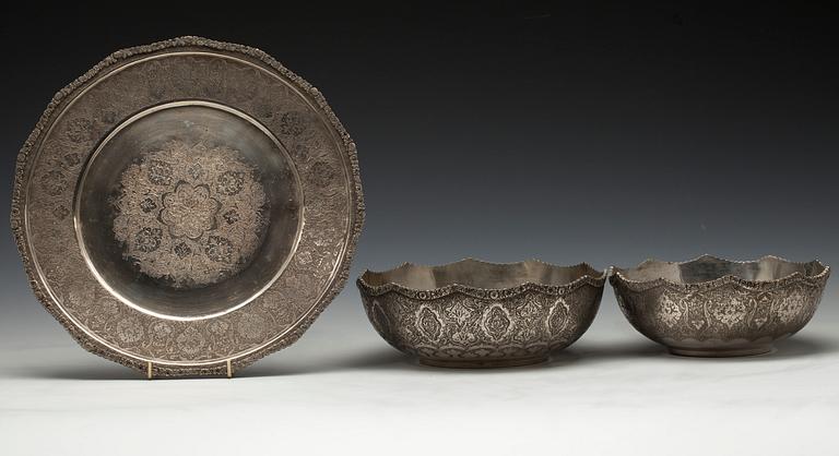 SKÅLAR, 2 st, och FAT, silver, Persien, 1900-tal. Vikt ca 1175 g.