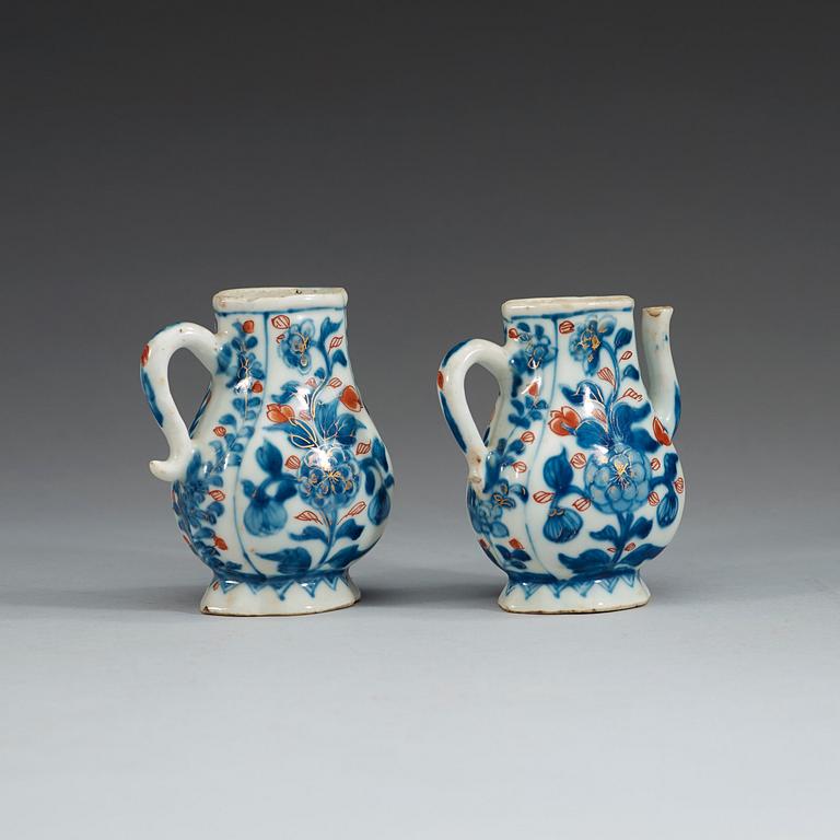 Two imari ewers, Qing dynasty, Kangxi (1662-1722).