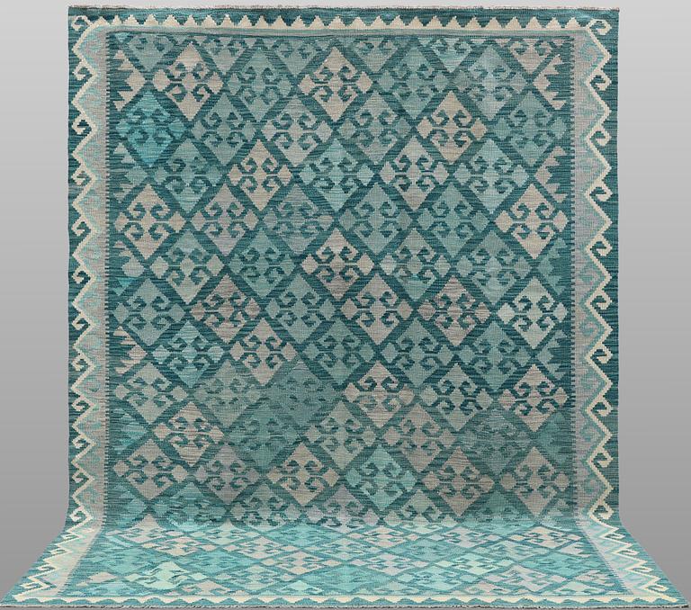 A Kelim carpet, 297 x 201 cm.