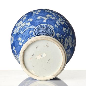 Vas, porslin. Qingdynastin, Kangxi (1662-1722).