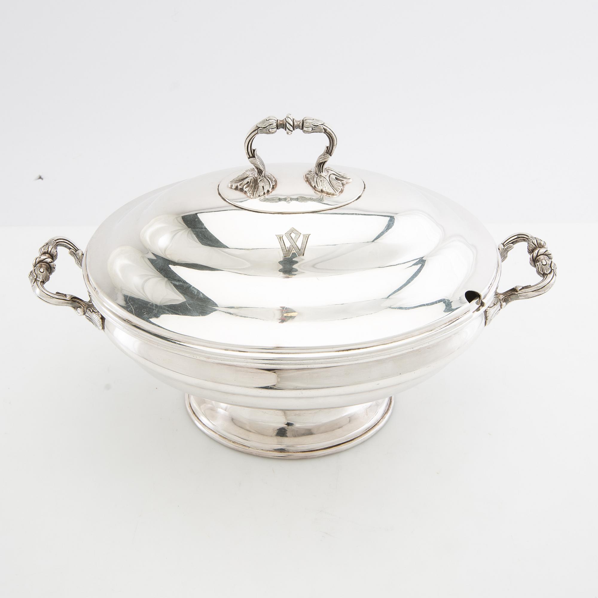 Tureen with lid Louis XV style England silver plate early 20th century.
