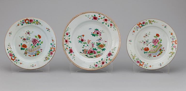TALLRIKAR, 2+1, porslin, Kina, Qianlong (1736-1796).