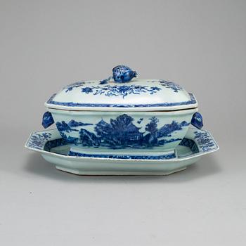 A blue and white export porcelain tureen with cover and dish, Qing dynasty, Qianlong (1736-95).