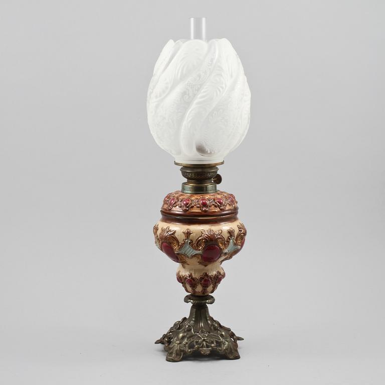 FOTOGENLAMPA, majolika, rokokostil, omkring år 1900.