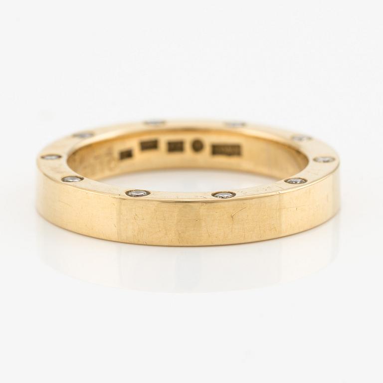 Ring 18K guld med runda briljantslipade diamanter.