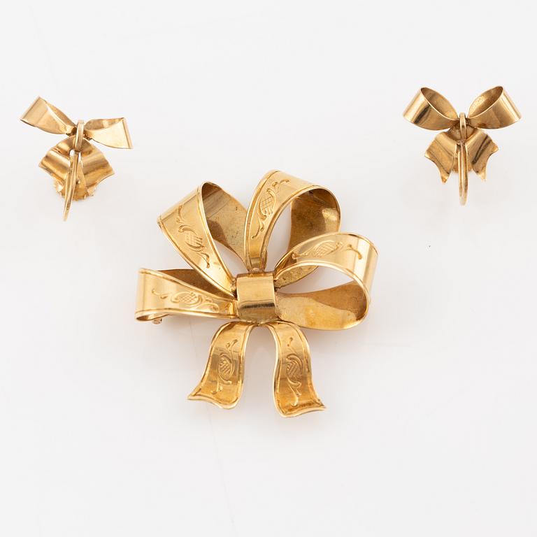 Brooch and a pair of earrings, 18K gold, including Stigbert.