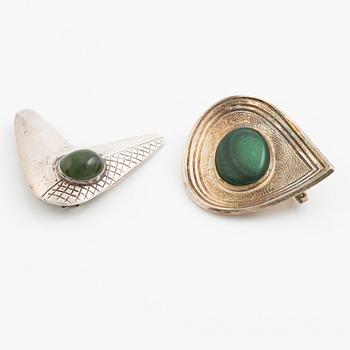 Två broscher, silver med malakit samt grön sten, Per Sköld, Stockholm 1953 och KÅPE, Växjö 1956.