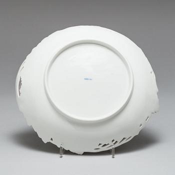 LÖVFAT, tre stycken, porslin. Berlin, omkring 1775.
