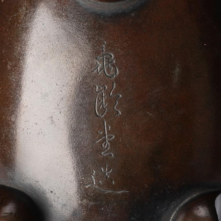 Kanna med trälock, brons. Japan, Edo (1603-1868), signerad.