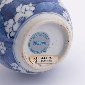 A Chinese blue and white 'cracked ice' porcelain jar, Qing dynasty, Kangxi (1662-1722).