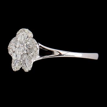 RING, 18K vitguld, diamanter tot ca 0.35 ct.
