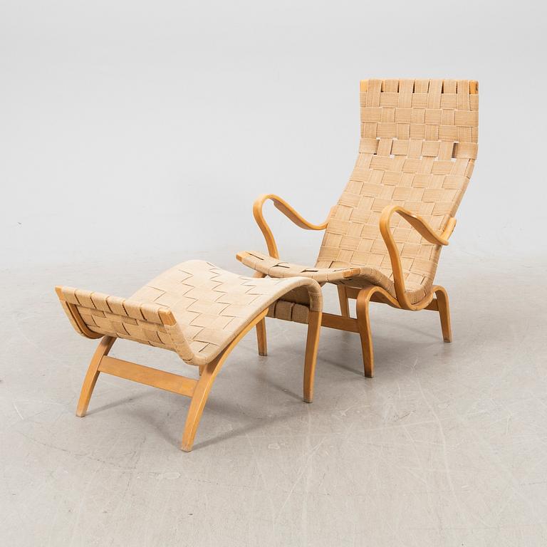 Bruno Mathsson, fåtölj med fotpall "Pernilla", Firma Karl Mathsson, Värnamo, 1973 och 1974.