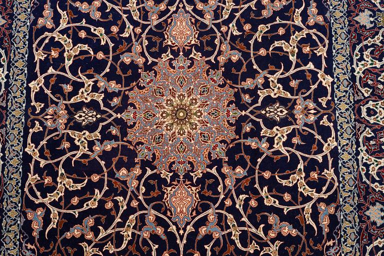 Matta, semiantik Isfahan, signerad Hekmat Nejad, ca 224 x 151 cm (samt 1 respektive 4 cm slätväv på vardera sida).
