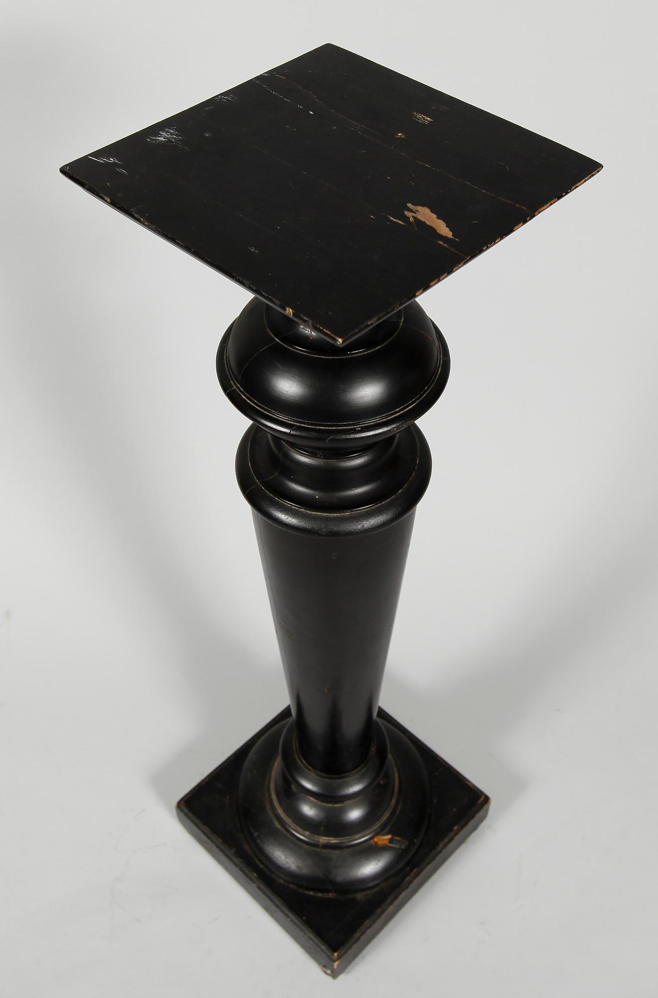 PIEDESTAL, sent 1800-tal, svartmålad.