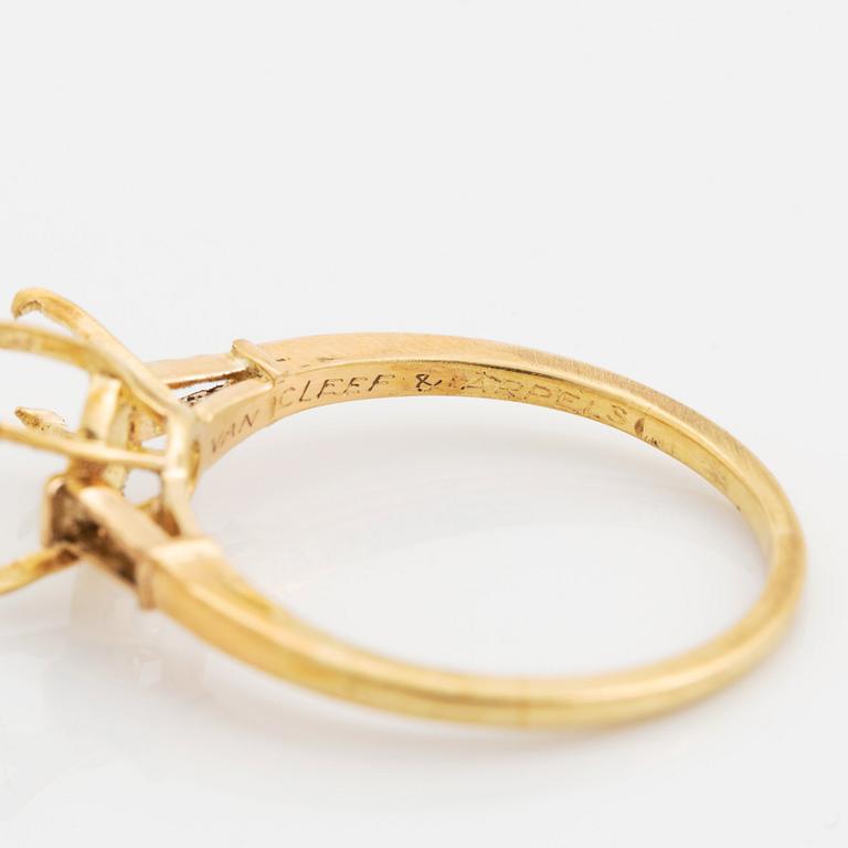 An 18K gold ring set with a round brilliant-cut diamond weight 3.30 cts quality E vs2.