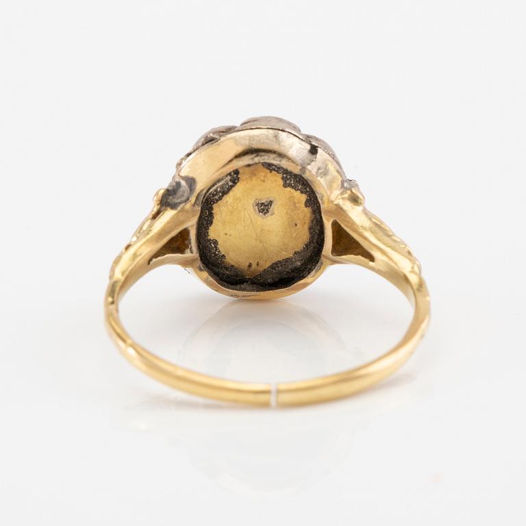 Ring in gold set with a brilliant-cut and rose-cut diamonds, possibly from the first half of the 19th century.