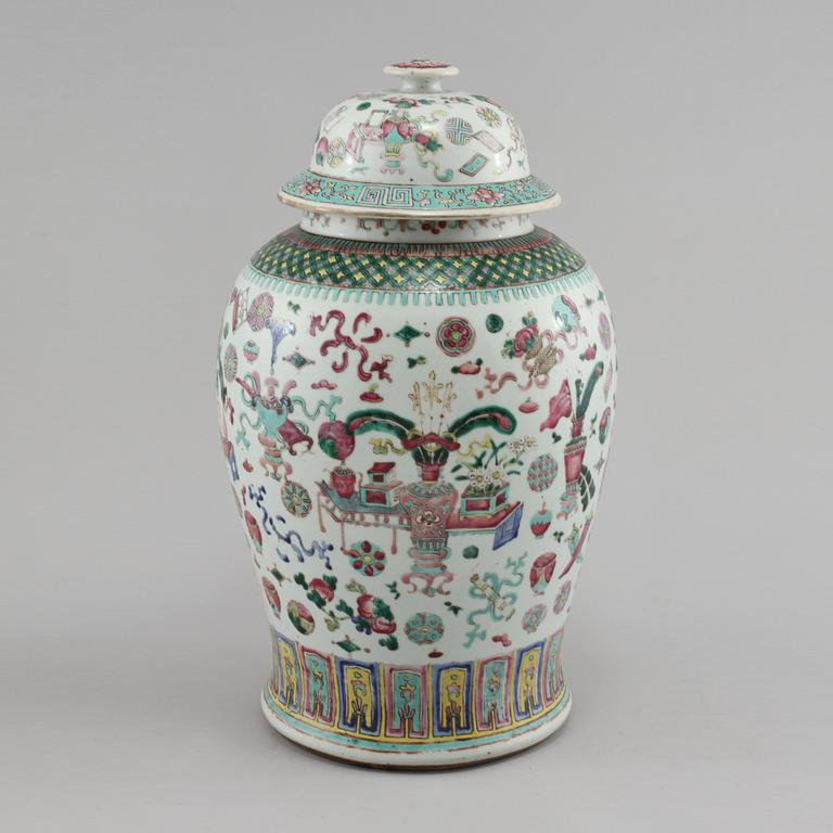 LOCKURNA, porslin, Kina, 1900-talets första hälft.