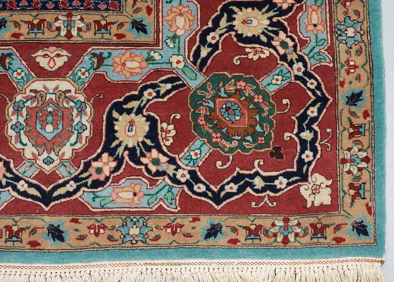 A CARPET. An old Tabriz. 339 x 244,6 cm.