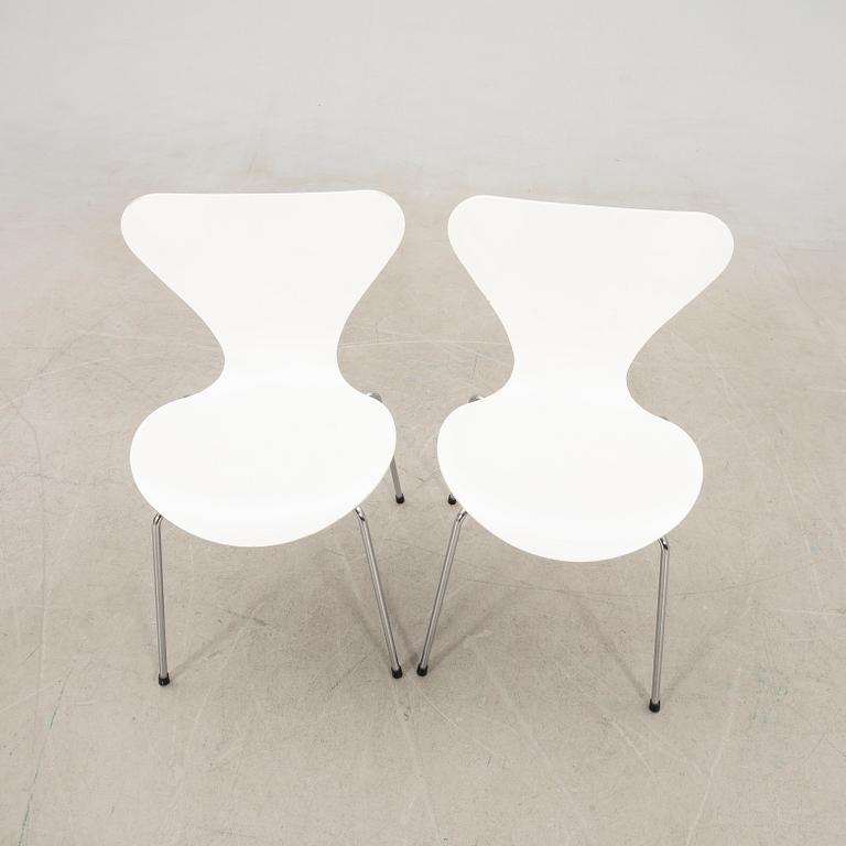 Arne Jacobsen, stolar, 2 st, "Sjuan", Fritz Hansen, Danmark, 2002.