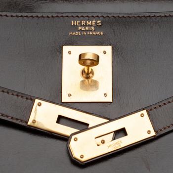 HERMÈS, a brown calf leather "Kelly 32" bag.