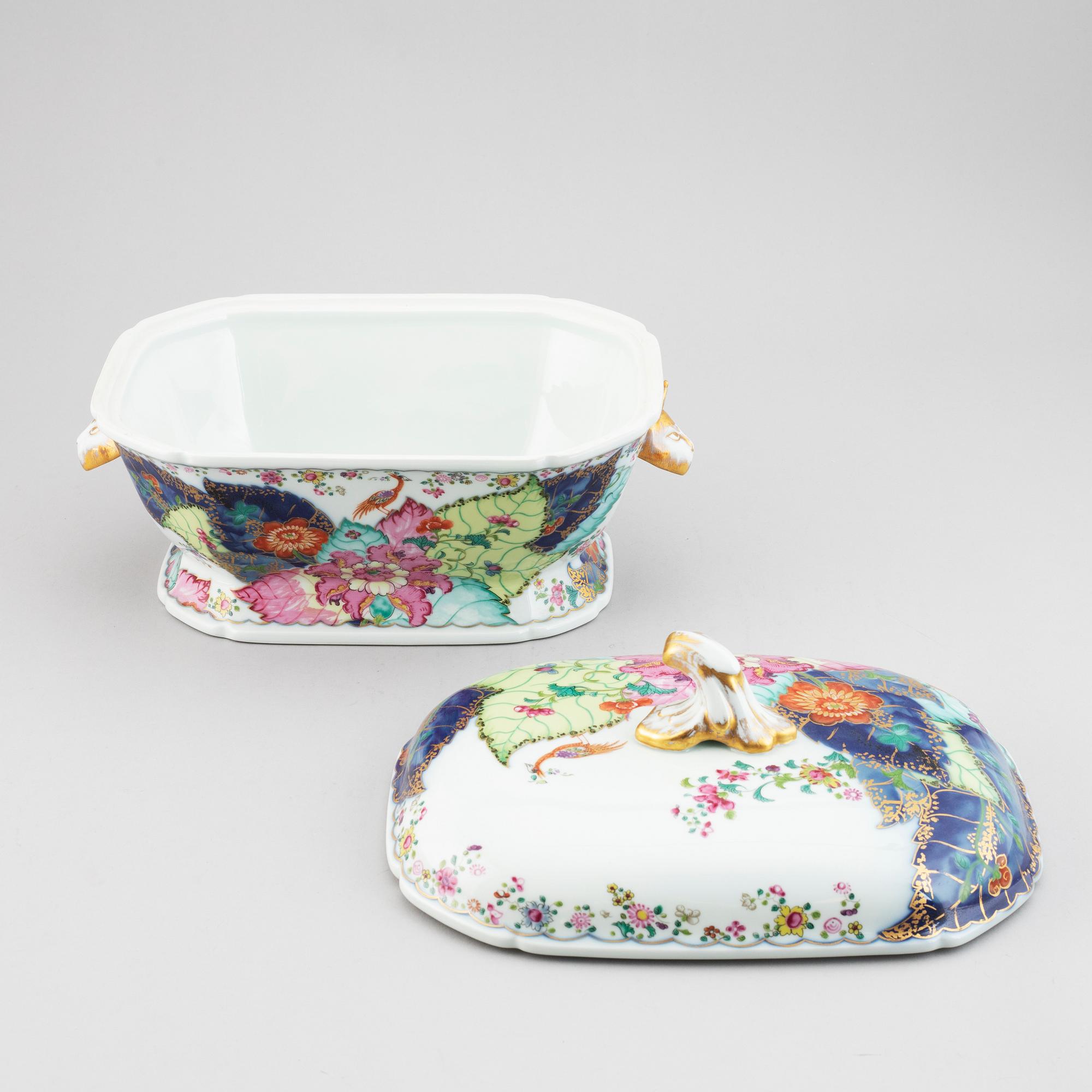 A part 'Tobacco leaf' porcelain service, Mottahedeh Collection, 20th century.
