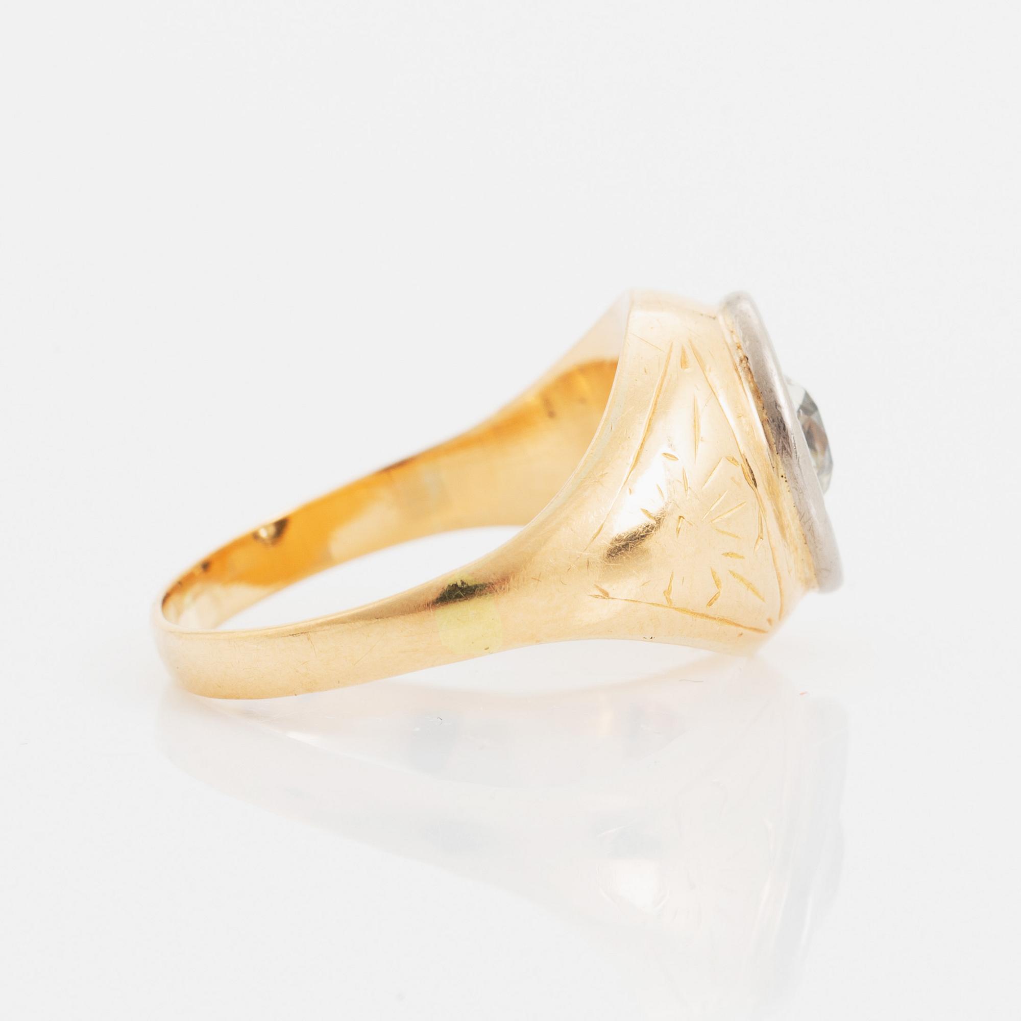 Ring, med cushionformad diamant.