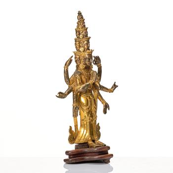 Avalokiteshvara, förgylld brons. Tibetokinesisk, sen Qingdynasti, omkring 1900.