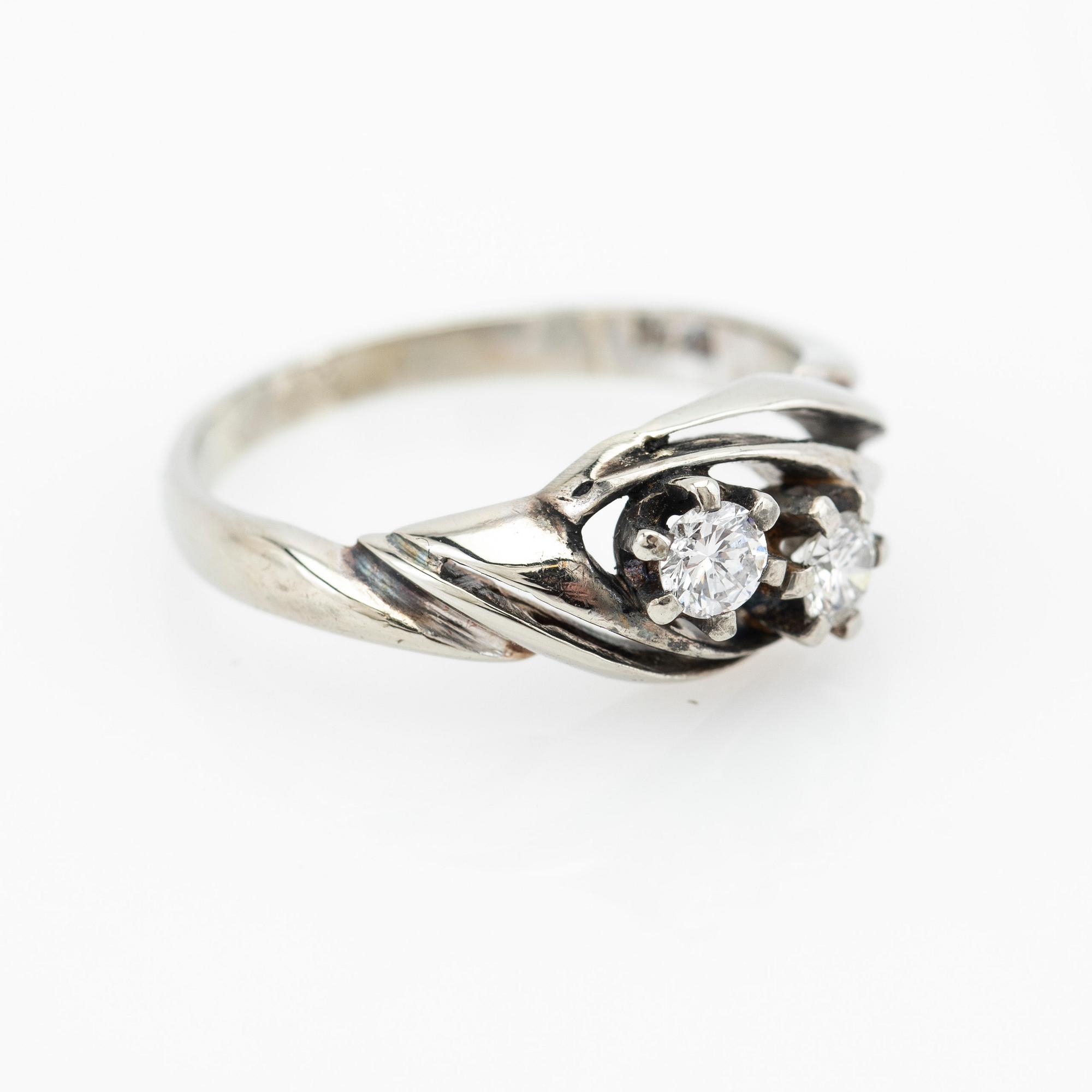Ring, 18K white gold with two brilliant-cut diamonds.
