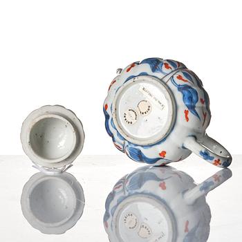 An imari tea pot with cover, Qing dynasty, Kangxi (1662-1722).