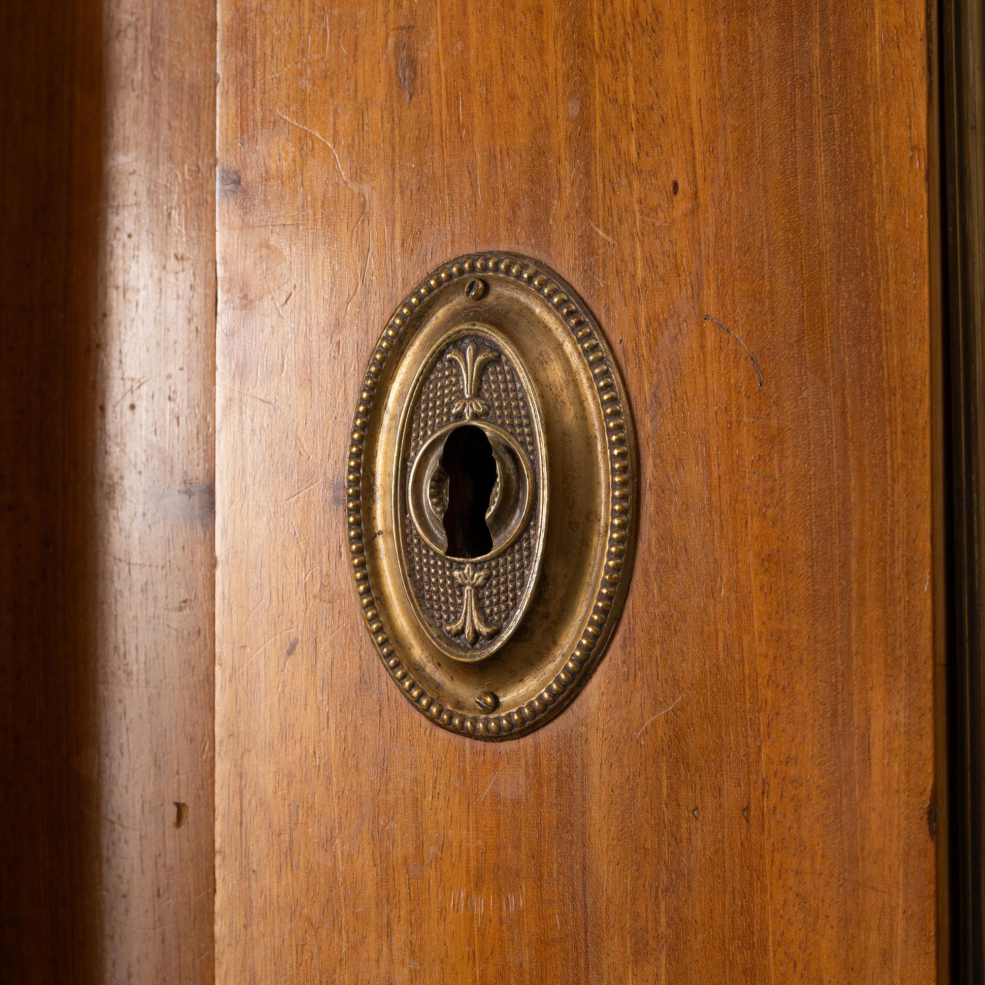 Corner cabinet, Karl Johan, first half of the 19th century.