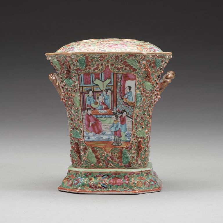 TULPANVAS med LOCK, porslin. Qingdynastin, Kanton, 1800-tal.