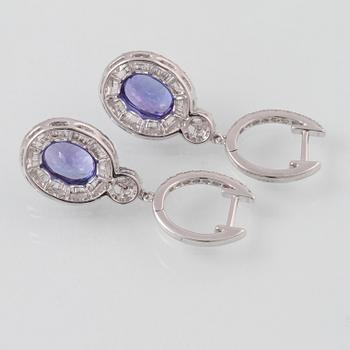 ÖRHÄNGEN, 18K vitguld med 2 tanzaniter ca 3.72 ct samt briljant och baguettslipade diamanter ca 1.40 ct. Vikt 6,8 gram.