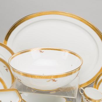 A 161 pcs Royal Copehagen Guldkurv porcelain dinner service.