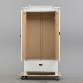 An early 20th century cabinet.