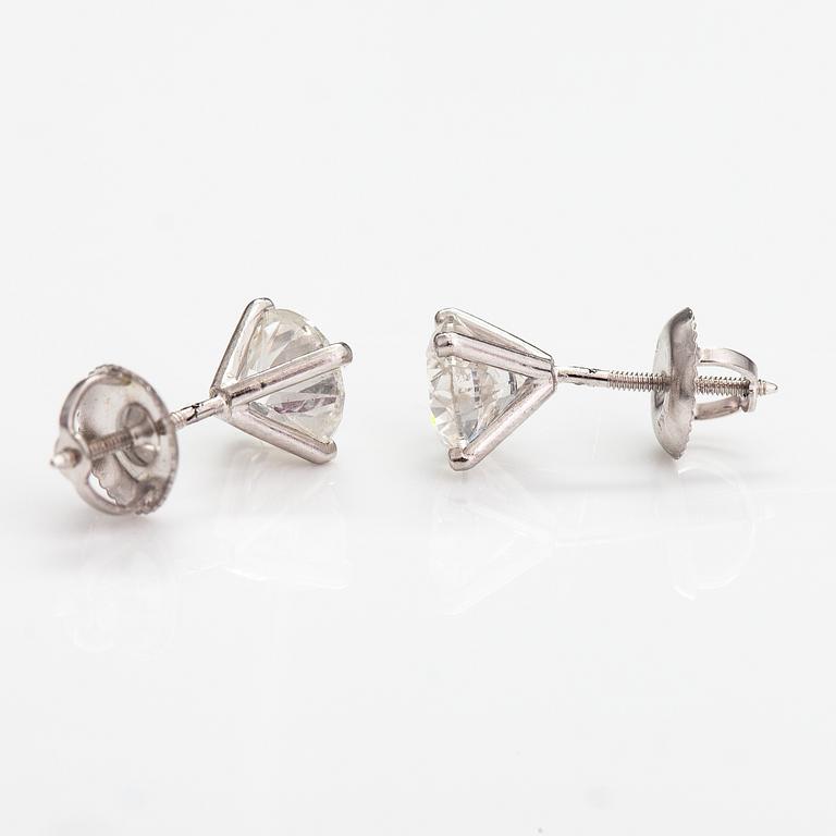 A pair of 14K white gold earrings with brilliant cut diamonds ca. 1.70 ct in total.