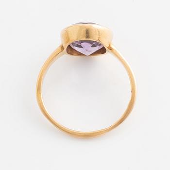 Ring, 18K guld med ametist.