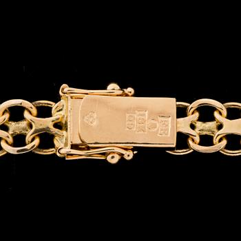 BERLOCKARMBAND, 18 k guld med 6 berlocker i 18 k guld. Vikt ca 18 g. Samt 2 berlocker i förgylld silver.