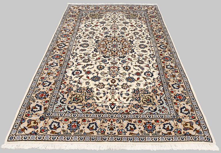A Kashan carpet, ca 250 x 150 cm.