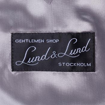 EDUARD DRESSLER, a blue wool suit consisting of jacket and pants. Size 48.